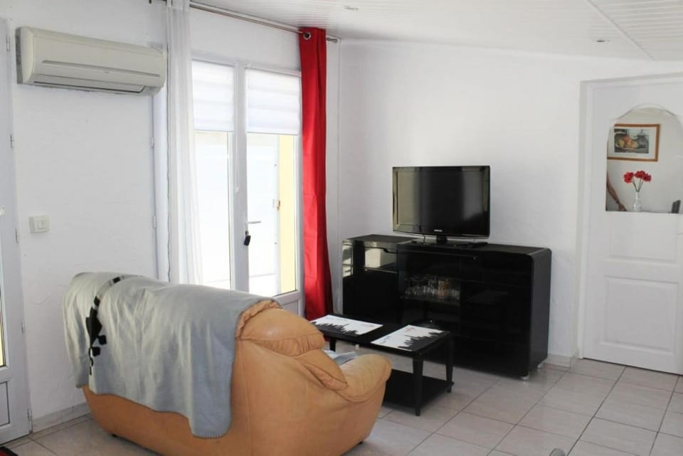 Bed, TV and multimedia, fireplace