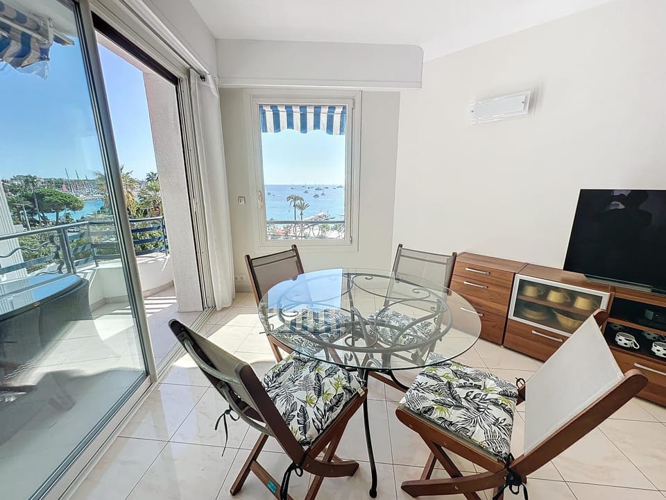 View (from property/room), View (from property/room), Living room, Sea view, Street view