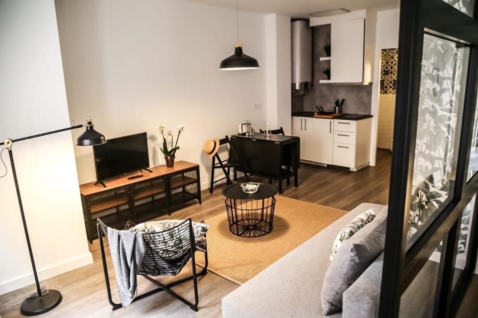 TV and multimedia, Kitchen or kitchenette, Living room, Seating area, Dining area