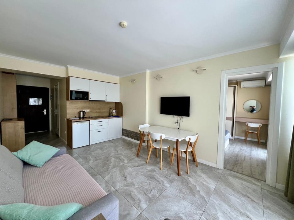 TV and multimedia, Kitchen or kitchenette, Living room, Dining area, stove