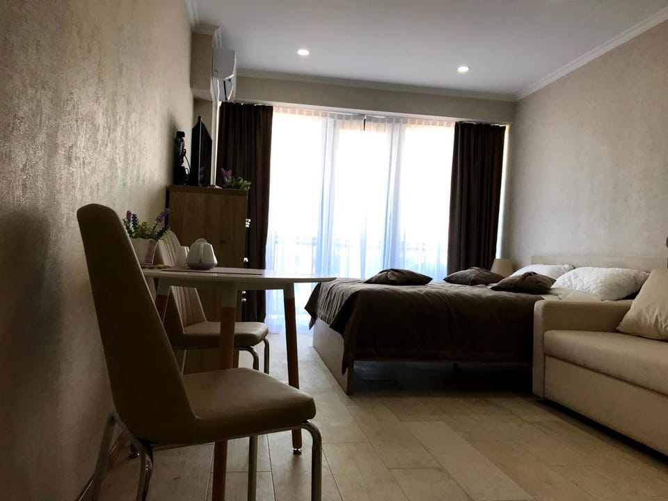 Bed, Seating area, Dining area, air conditioner