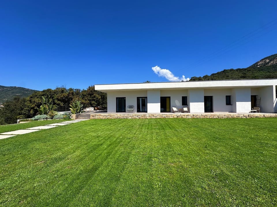 Villas de standing avec magnifique vue mer et piscines privées, Sagone Villa in Corsica