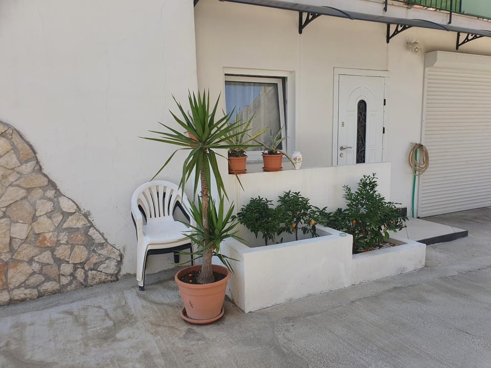 Property building, Patio, Balcony/Terrace