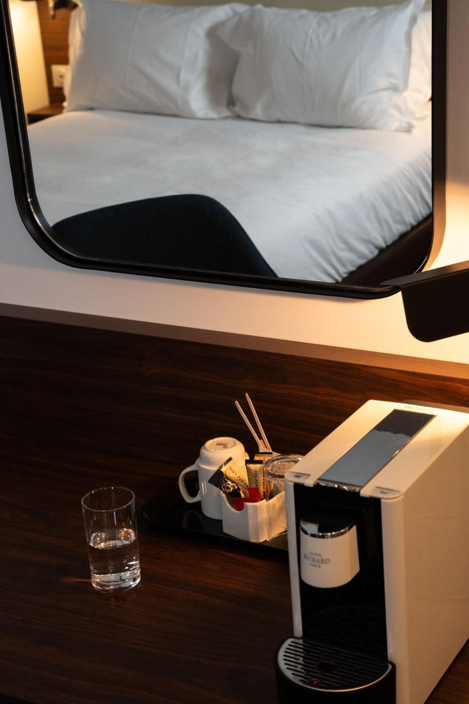 Bed, Food and drinks, Photo of the whole room, Bedroom, Food, Drinks
