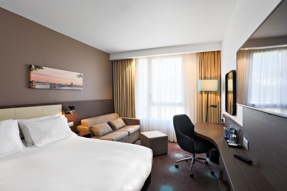 Communal lounge/ TV room, Bed, TV and multimedia, Photo of the whole room, Seating area, Bedroom