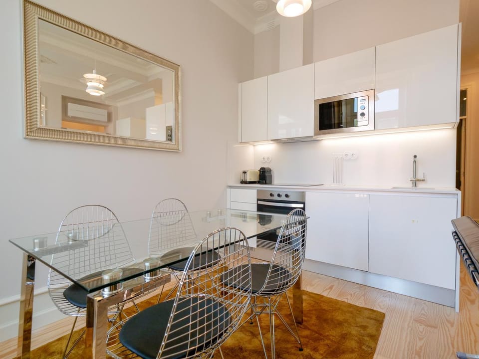 Kitchen or kitchenette, Dining area