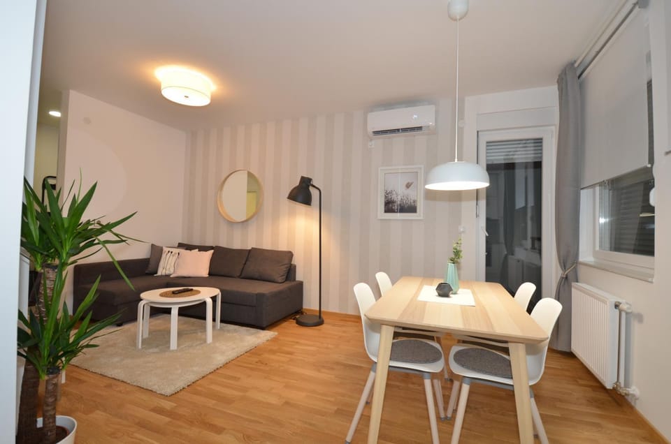 Kraljev Park sa parking mestom Apartment in Novi Sad