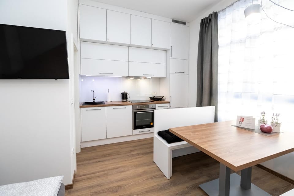 Kitchen or kitchenette, Dining area, Communal kitchen