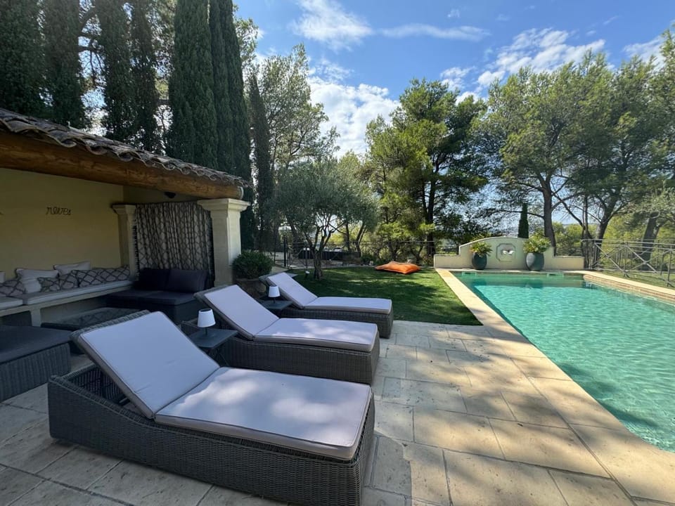 Villa d'exception en Provence, avec piscine et vue imprenable proche de St Rémy, Gordes, Eygalieres, Isle sur Sorgues Villa in Cavaillon