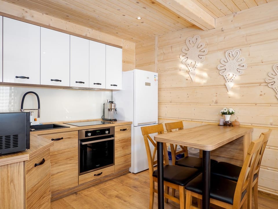 Coffee/tea facilities, Kitchen or kitchenette, Dining area, oven, stove