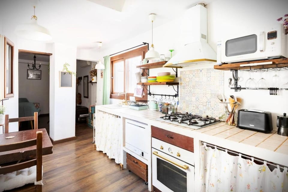 Coffee/tea facilities, Communal kitchen, dishwasher, microwave, stove, toaster