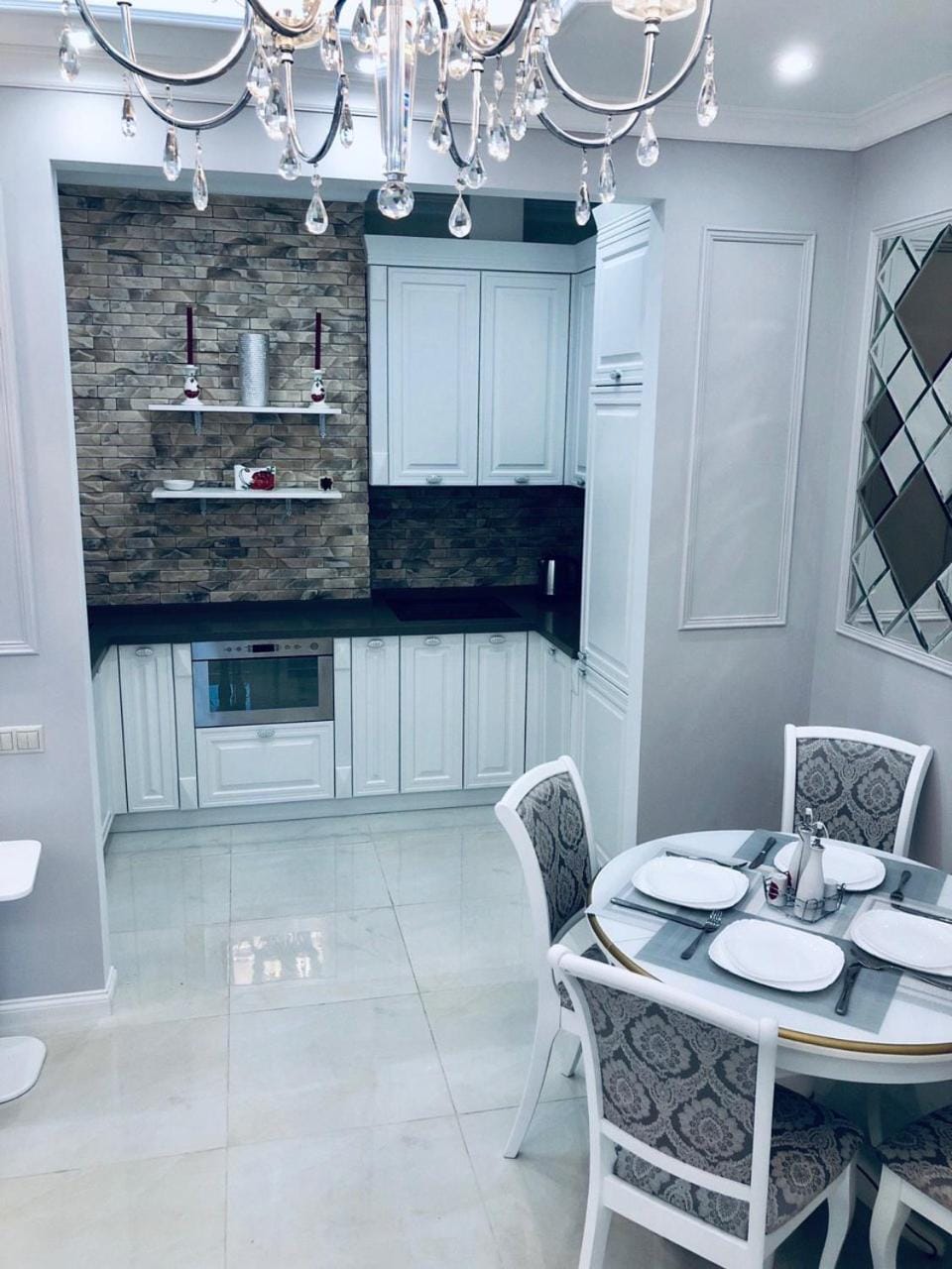 Kitchen or kitchenette, Dining area