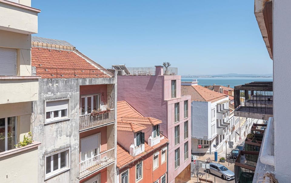 HOUZE 7 Bedroom Apartment in Charming Lapa Apartment in Lisbon
