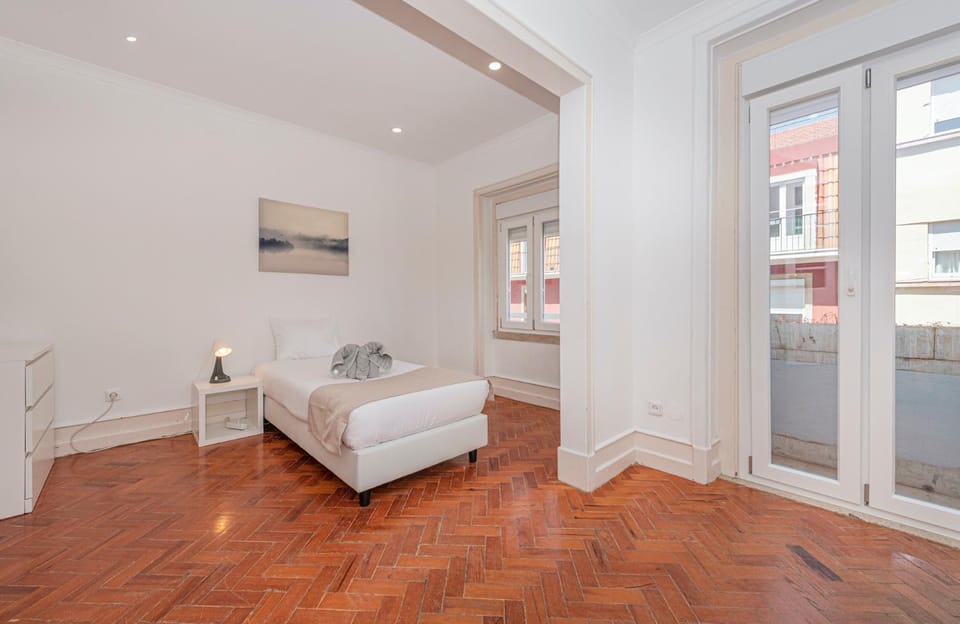 HOUZE 7 Bedroom Apartment in Charming Lapa Apartment in Lisbon