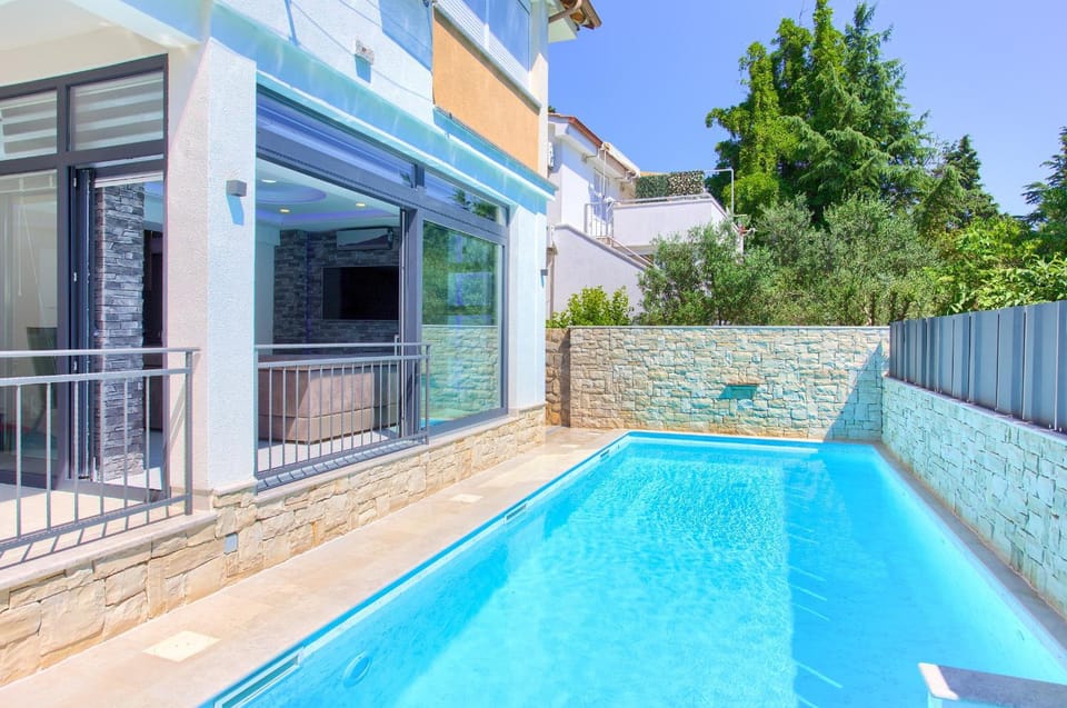 Swimming pool, Swimming pool