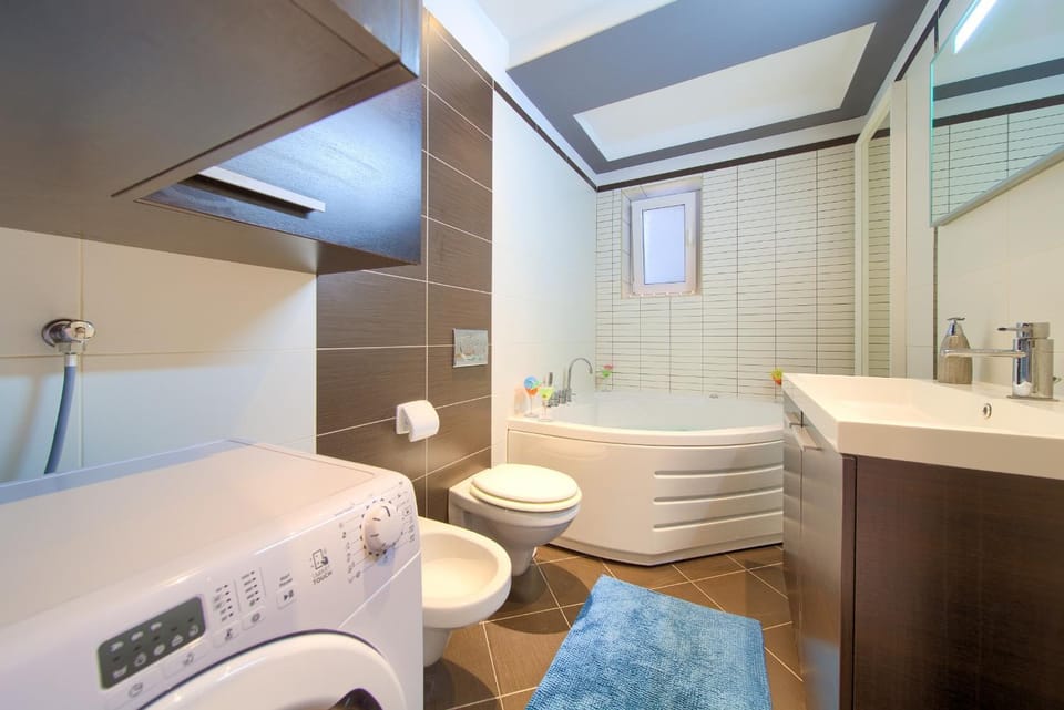 Hot Tub, Bathroom