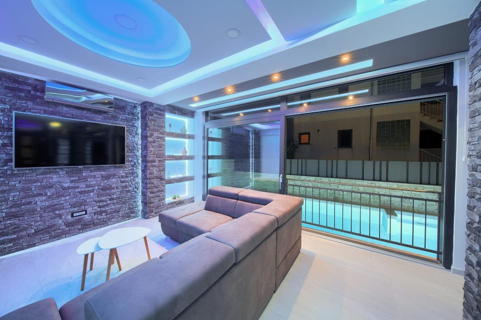 Communal lounge/ TV room