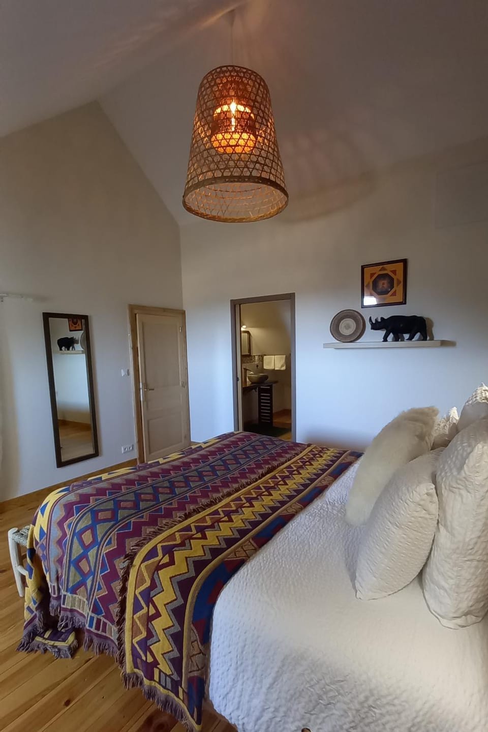 Bed, Photo of the whole room, Bedroom