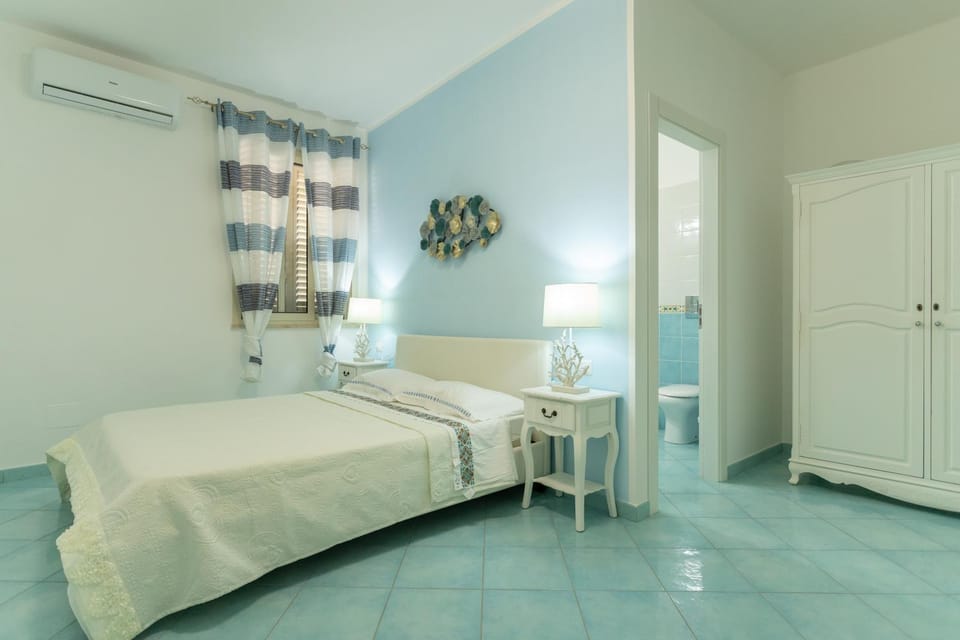 Bed, Bathroom, Photo of the whole room, microwave, air conditioner