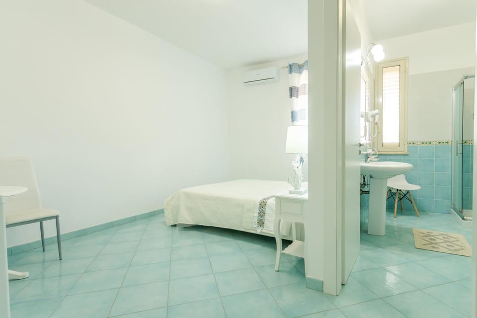 Bed, Bathroom, Photo of the whole room, Bedroom, air conditioner