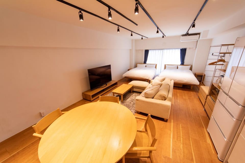Bed, TV and multimedia, Photo of the whole room, hair dresser