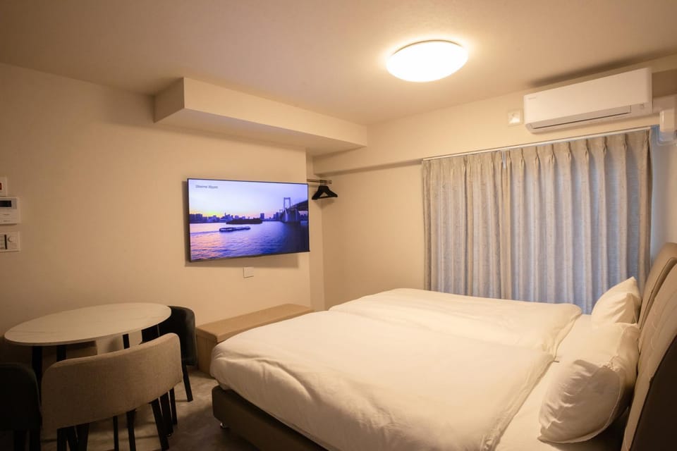 Bed, TV and multimedia, Bedroom