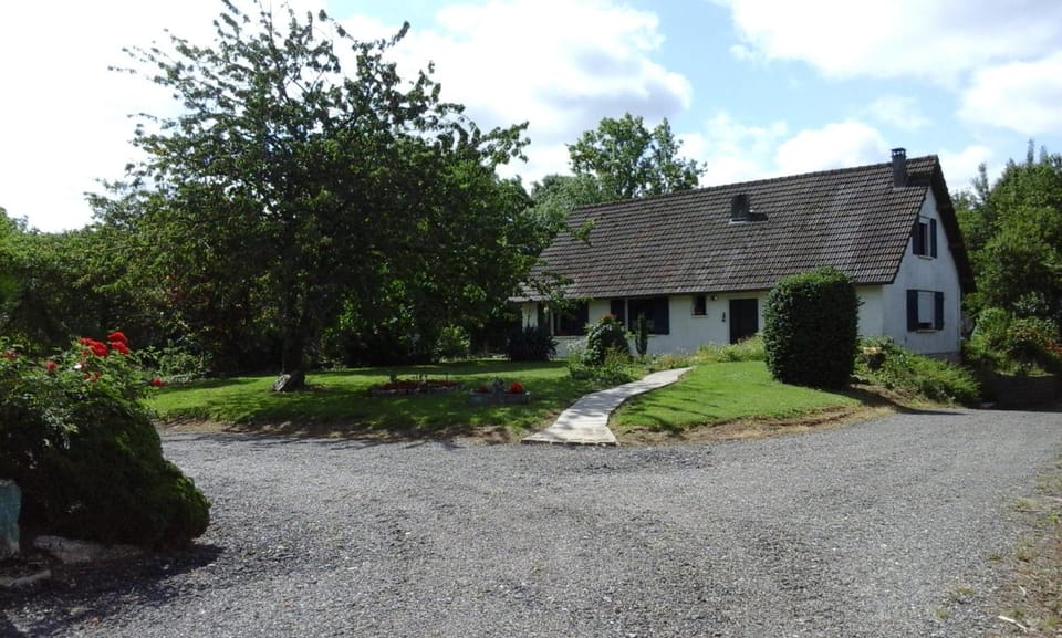 Property building, Garden, Parking