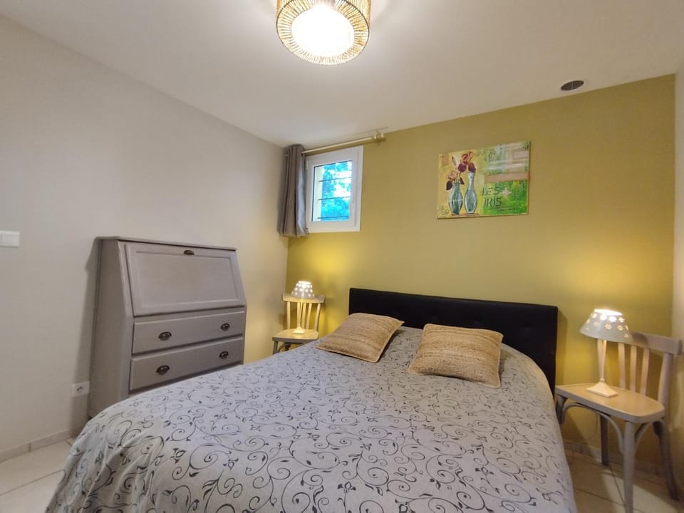 Bed, Photo of the whole room, Bedroom, air conditioner
