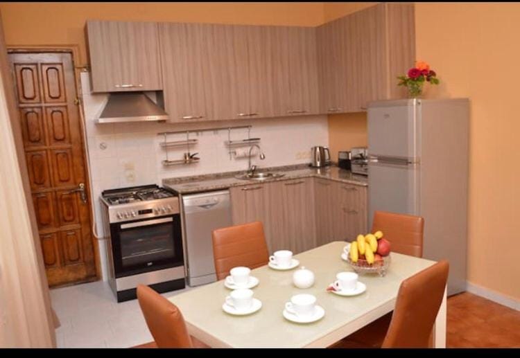 Coffee/tea facilities, Kitchen or kitchenette, Dining area, oven, toaster