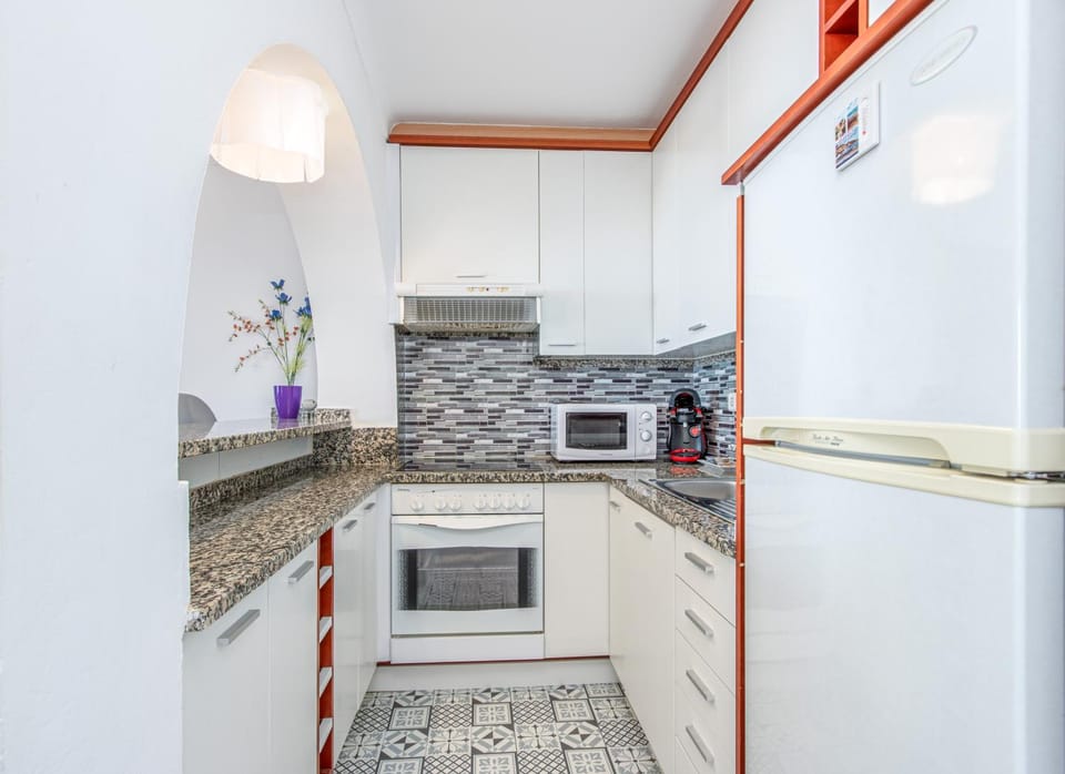 Kitchen or kitchenette, dishwasher, minibar, oven, stove