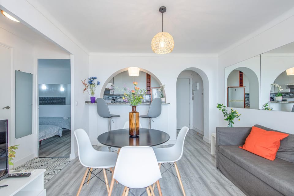 TV and multimedia, Kitchen or kitchenette, Living room, Seating area, Dining area