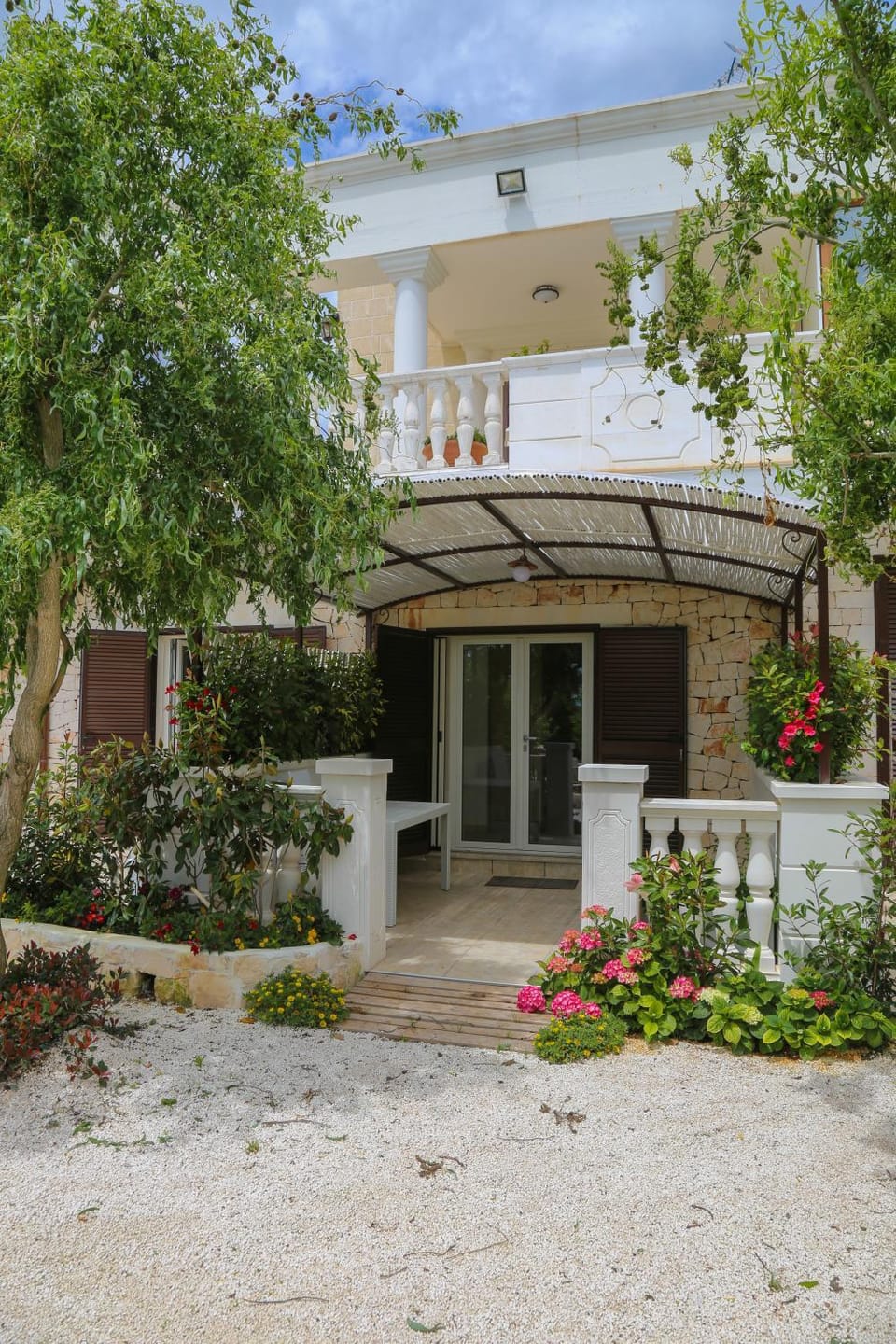 Property building, Patio, Facade/entrance, Garden view