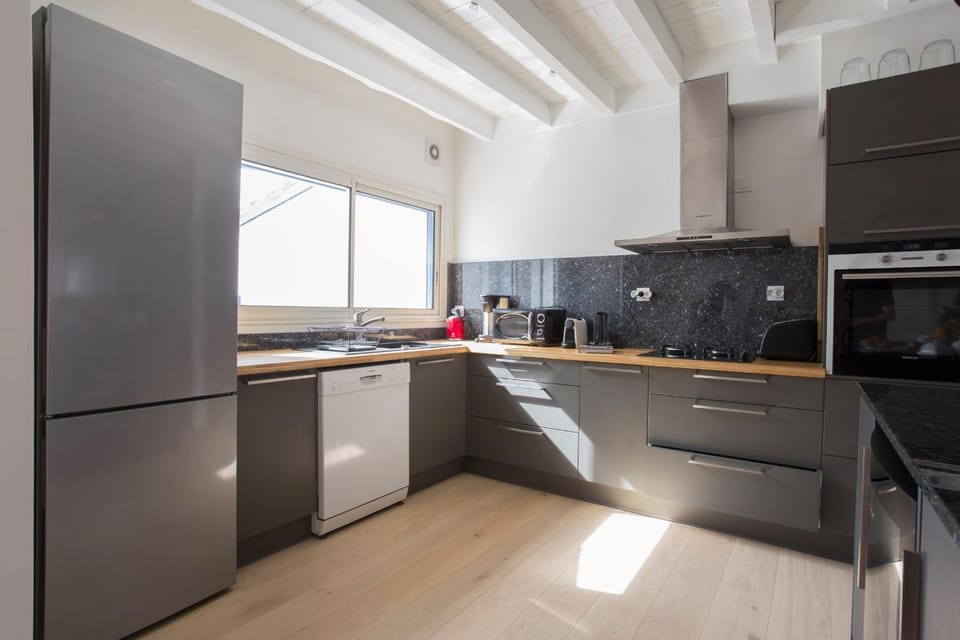 Coffee/tea facilities, Kitchen or kitchenette, oven, stove, toaster