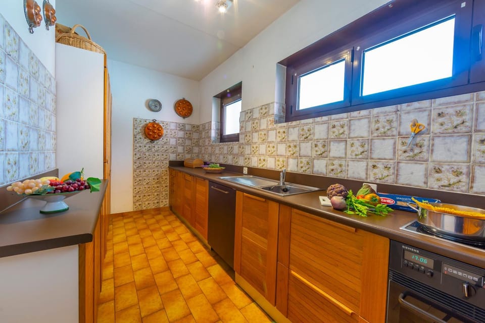Kitchen or kitchenette, Kitchen or kitchenette