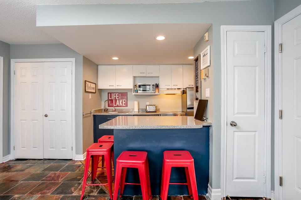 Kitchen or kitchenette, Dining area, toaster