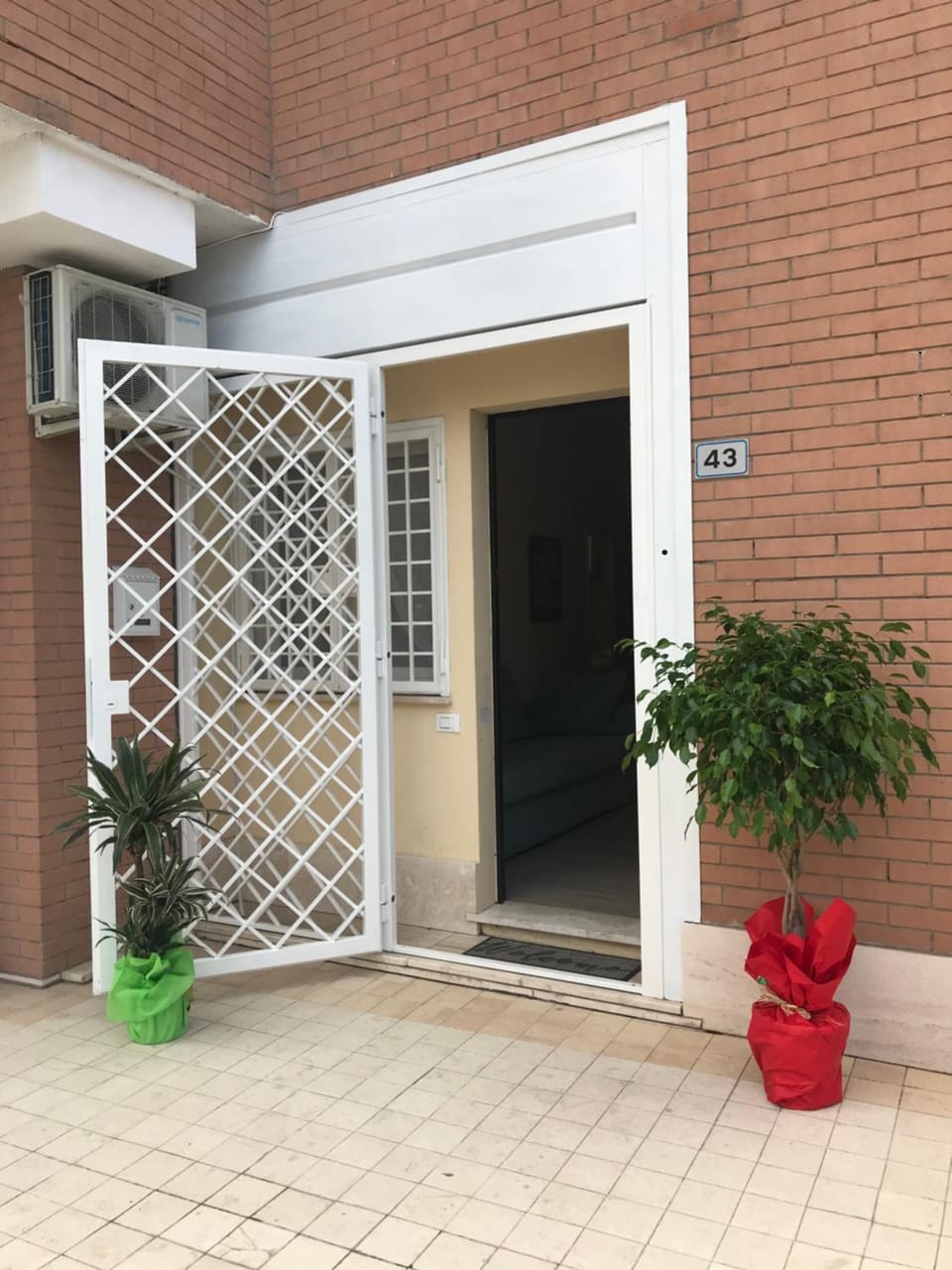 Facade/entrance