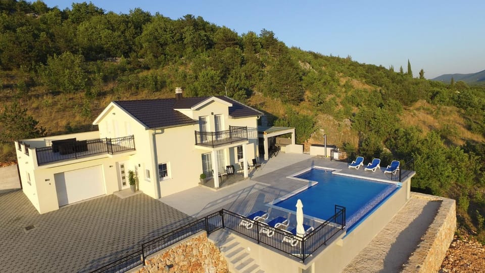 Property building, Day, Natural landscape, Bird's eye view, Summer, On site, Pool view, Swimming pool, Swimming pool