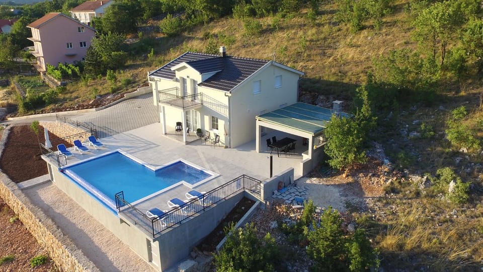 Property building, Day, Bird's eye view, Summer, On site, Pool view, Swimming pool, Swimming pool