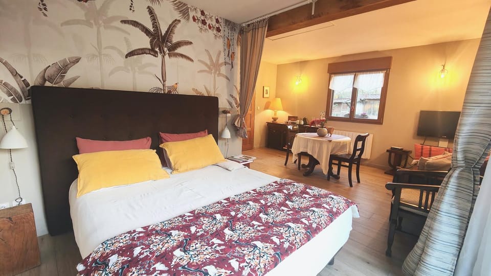 Bed, Living room, Photo of the whole room