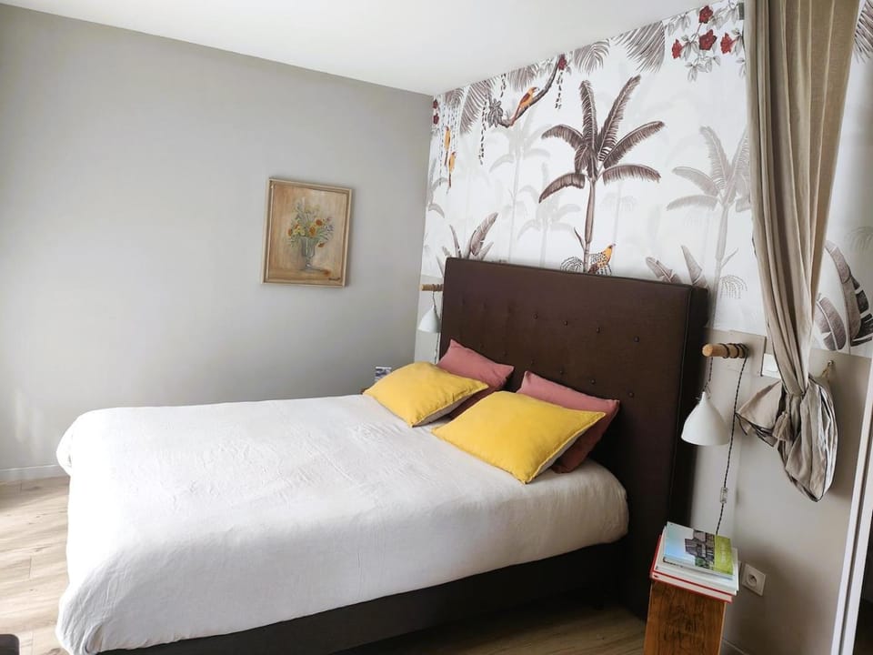 Bed, Photo of the whole room, Decorative detail, Bedroom