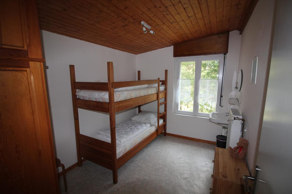 Bedroom, bunk bed
