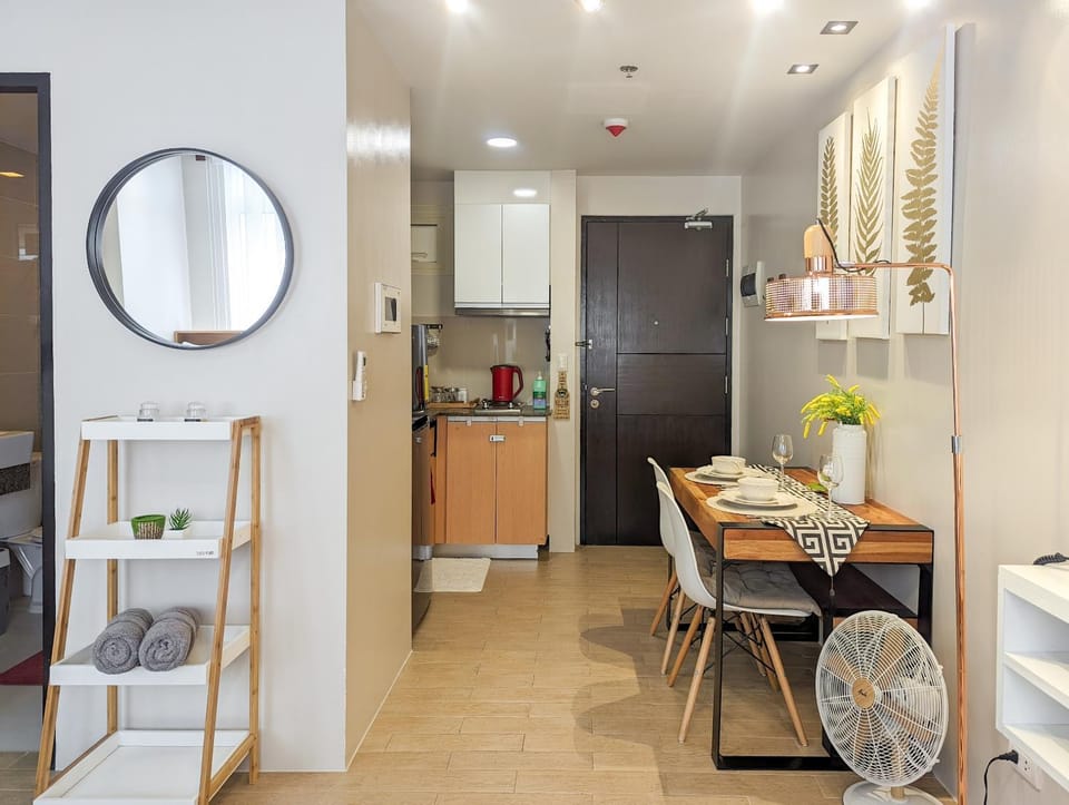 Kitchen or kitchenette, Dining area, minibar