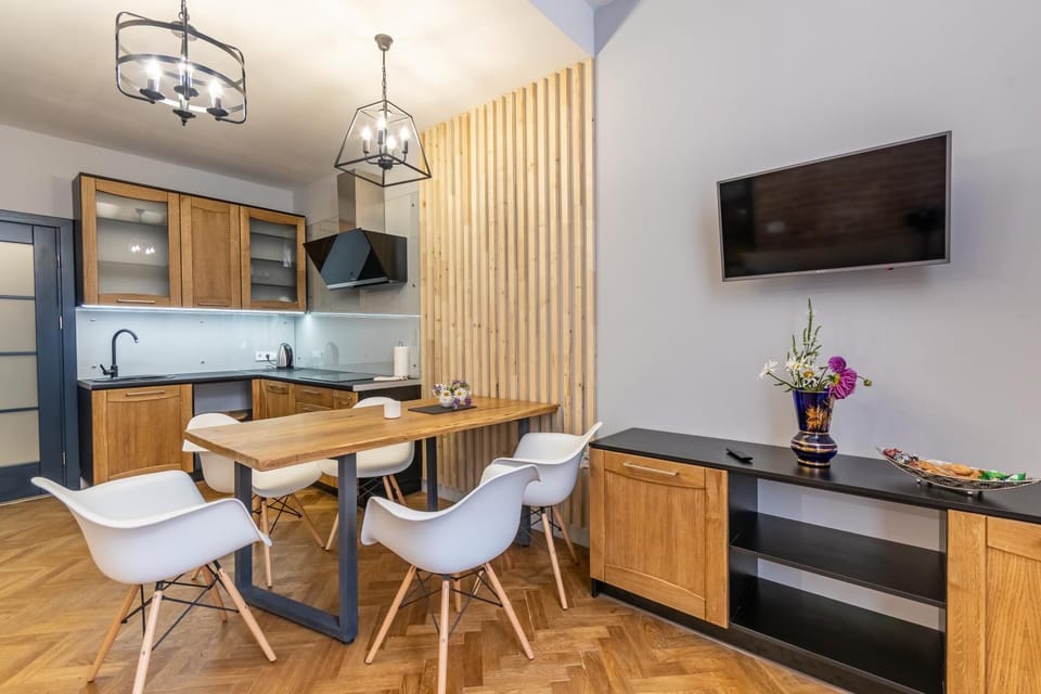 TV and multimedia, Kitchen or kitchenette, Living room, Seating area, Dining area