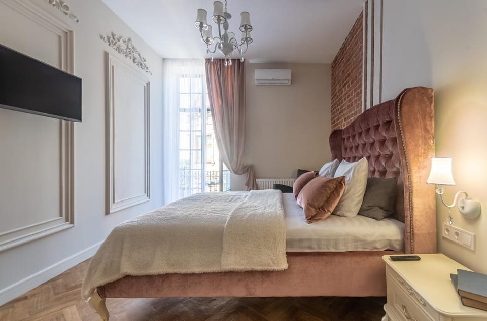 Bed, TV and multimedia, Bedroom