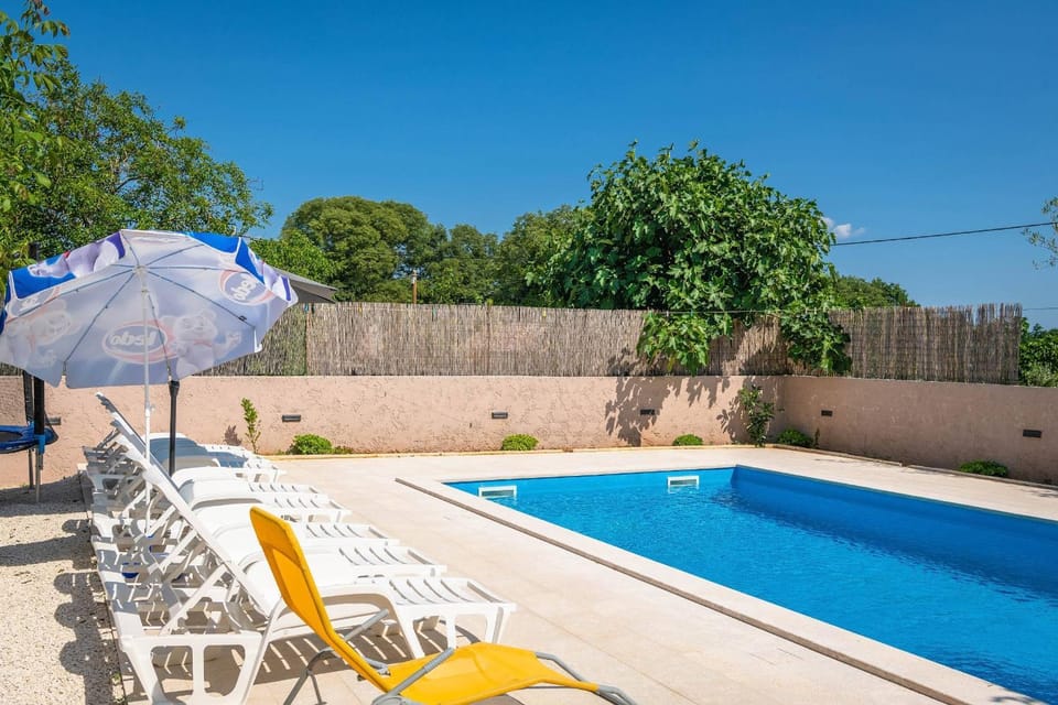 Day, Swimming pool, sunbed