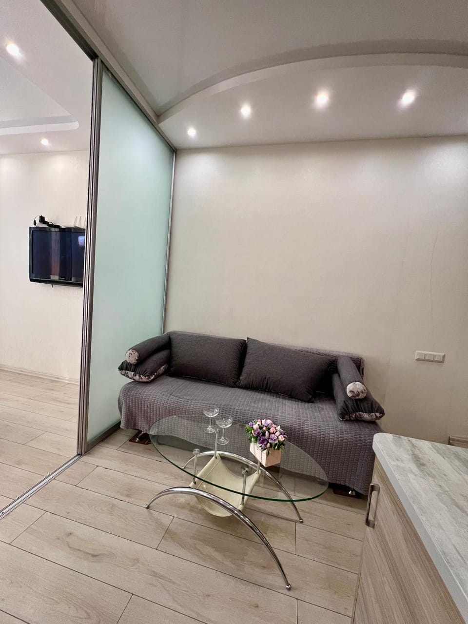 Студия-спальня с боковым видом на море и аллею в Аркадии Apartment in Odessa