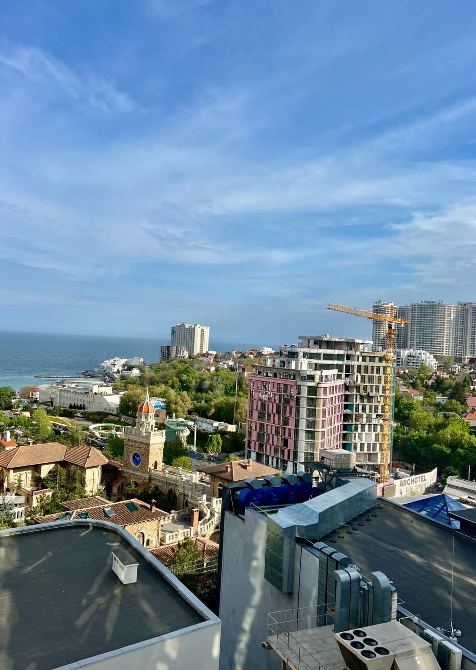 Студия-спальня с боковым видом на море и аллею в Аркадии Apartment in Odessa