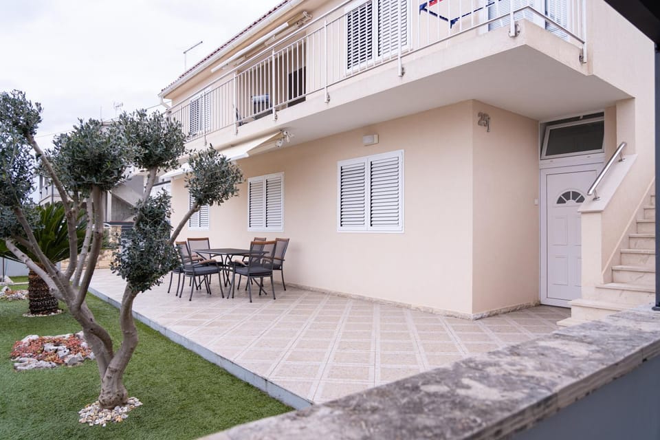 Property building, Balcony/Terrace, Balcony/Terrace