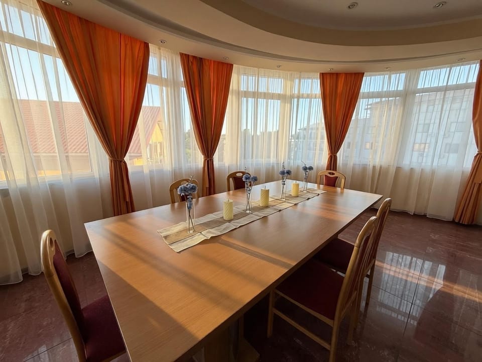 Living room, Seating area, Dining area, internet