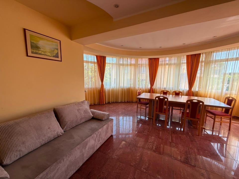 Living room, Seating area, Dining area, internet